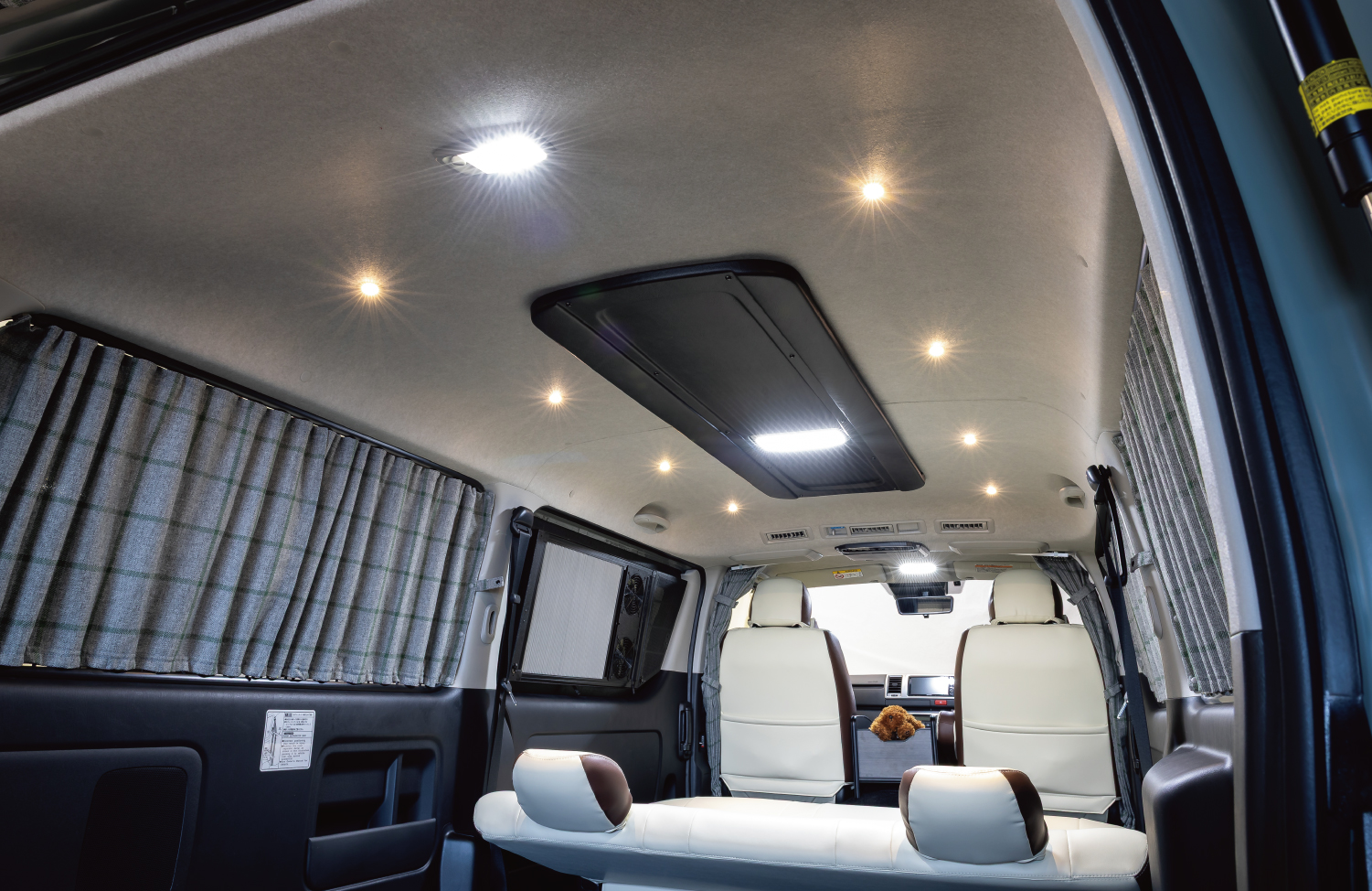 車中泊リア遮光カーテンセット車内