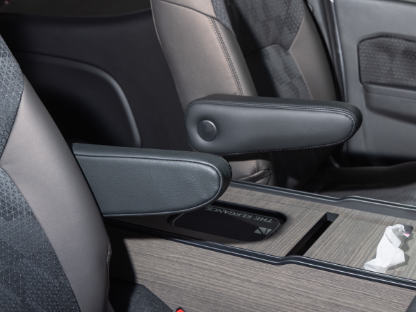 キャラバン フロントシートアームレスト 無段階タイプ