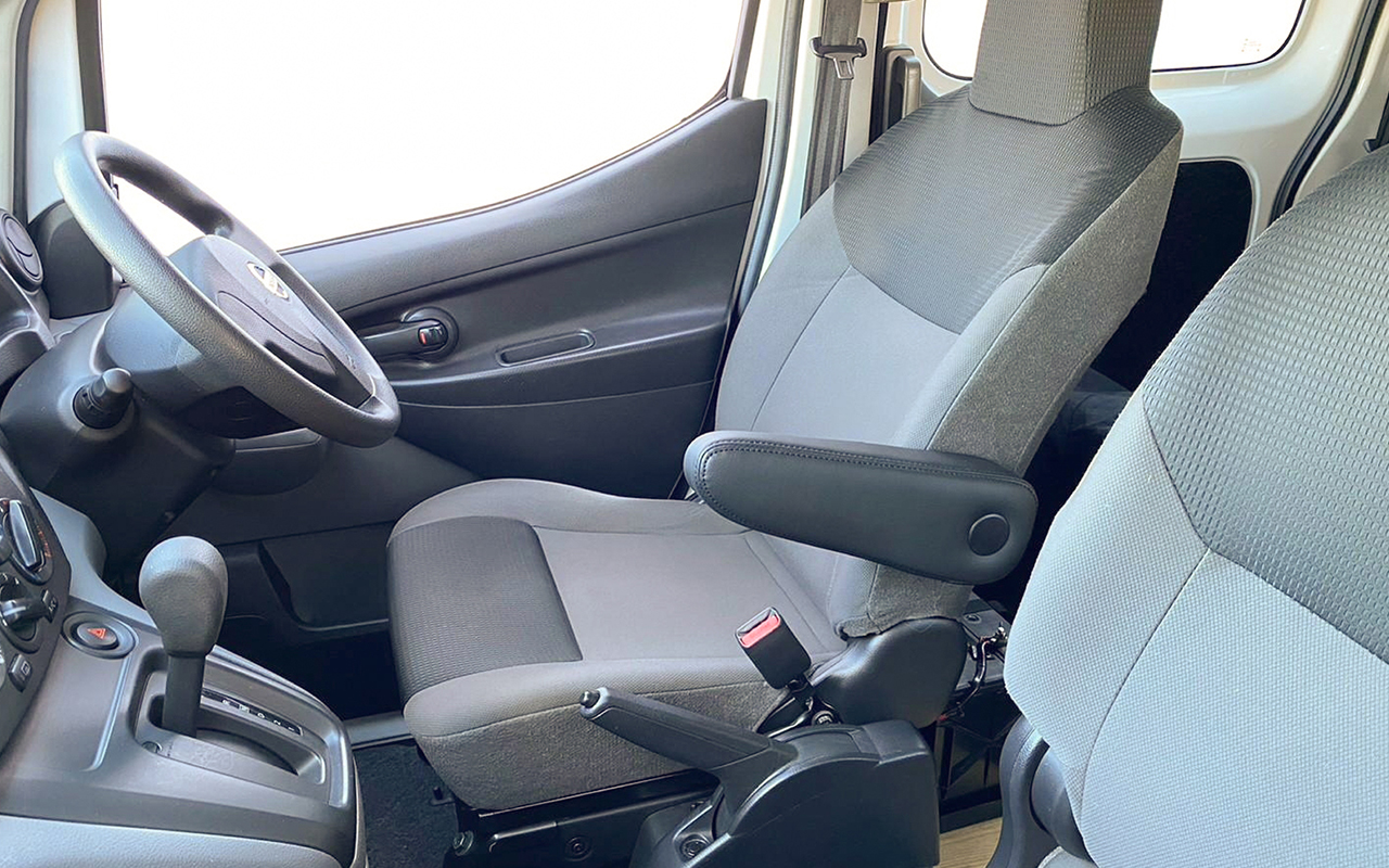 フロントシートアームレスト 無段階タイプ NV200バネット